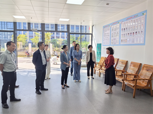 图为调研柳江区残疾人托养中心